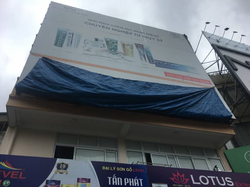 Có nhà mặt đường cho thue quảng cáo