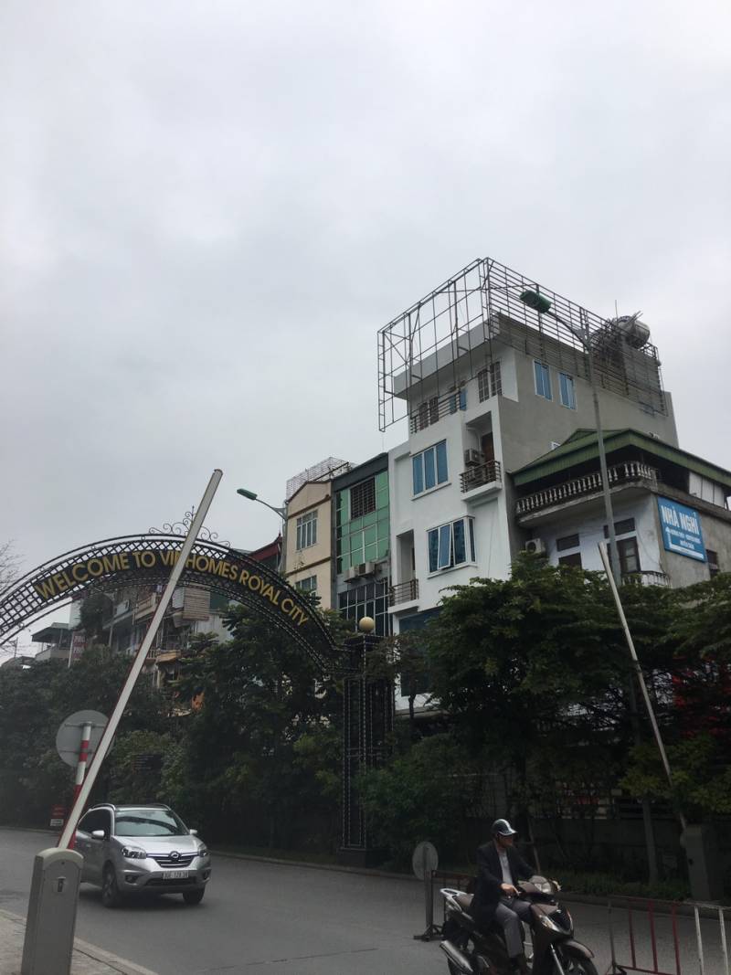 cho thuê đặt biển quảng cáo cỡ lớn vị trí đẹp cạnh royal cty