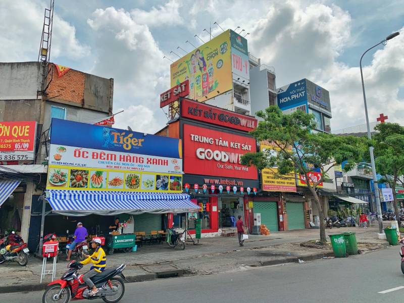 cho thuê vị trí đặt bảng quảng cáo ngay mặt tiền ngã tư hàng Xanh quận Bình Thạnh . LH 0327074707
