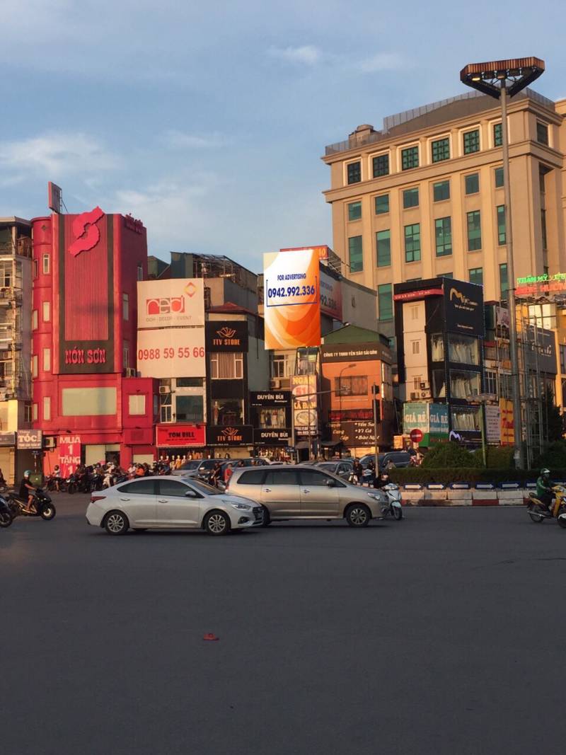 Quảng cáo trên mặt tiền nhà